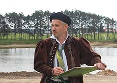  у замка в Мире от шаржиста Мишеля, Михаила Шабалина Минск